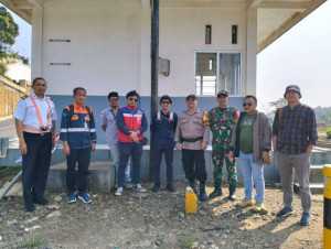 Sinergitas TNI-POLRI Bhabinkamtibmas dan Babinsa Sambangi Warga Desa Warung Menteng, Sampaikan Edukasi Kamtibmas dan TPPO.