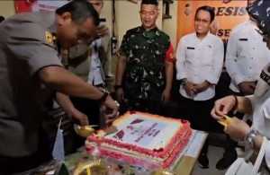 Tiga Pilar Kecamatan Cibungbulang Berikan Kejutan Kue Ulang Tahun di HUT Bhayangkara ke-79 Tahun 2025.