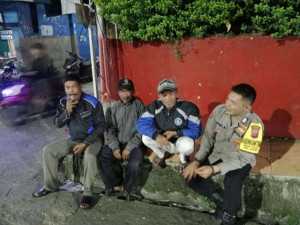 Bhabinkamtibmas Polsek Cisarua Polres Bogor Kontrol Siskamling, Ajak Warga Tingkatkan Kewaspadaan Kamtibmas.