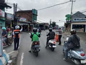 Anggota Polsek Ciampea Polres Bogor Laksanakan Pengaturan Lalu Lintas di Pagi Hari.