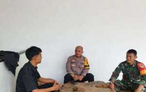 Sinergitas TNI-POLRI Bhabinkamtibmas dan Babinsa Desa Pasireurih Sambangi Warga Ciptakan Kamtibmas.