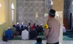 Perkuat Silaturahmi, Aiptu Bagja Shalat Jumat Bersama Warga Bojongrangkas.