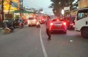 Polsek Citeureup Gerak Cepat Atasi Kemacetan Akibat Truk Mogok di Simpang Jalan Lanbau.