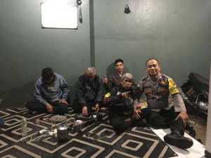 Bhabinkamtibmas Polsek Cisarua Polres Bogor Kontrol Poskamling dan Sampaikan Pesan Kamtibmas.