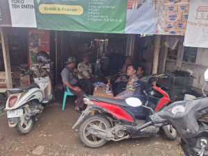 Jaga Kondusifitas Wilayah, Bhabinkamtibmas Polsek Klapanunggal Sambang Kepala Dusun Desa Kembangkuning.