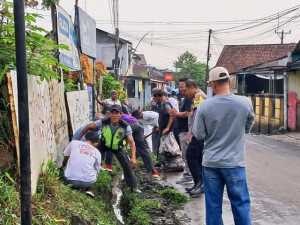 Sinergitas Polri Dengan Warga Laksanakan Kerja Bakti Bersama Ajak Kamtibmas Yang Kondusif Di Lingkungan.