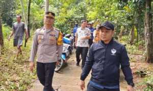 Kapolsek Parung Tinjau Lokasi Tanggul Jebol Akibat Luapan Kali Cibeuteung di Desa Babakan Ciseeng.