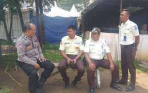Pererat Kedekatan, Bhabinkamtibmas Polsek Cijeruk Rutin Sambangi Warga Desa Binaan.
