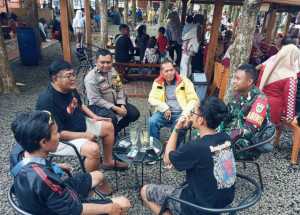 Bhabinkamtibmas Desa Lumpang dan Babinsa Sambangi Warga, Sampaikan Imbauan Kamtibmas.