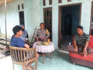 Bhabinkamtibmas Polsek Rumpin Sambangi Warga Desa Mekarsari, Sampaikan Himbauan Kamtibmas.