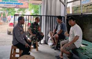 Sinergitas TNI-POLRI Bhabinkamtibmas dan Babinsa Sambangi Warga Desa Dramaga Ajak Jaga Kamtibmas yang Kondusif.