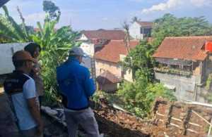 Kapolsek Dramaga Giat Pengecekan Adanya Bencana Alam Tanah Longsor Pasca Hujan Lebat Di wilayah Desa Babakan Kecamatan Dramaga.