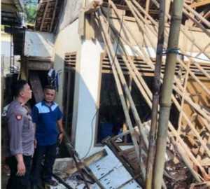 Bhabinkamtibmas Pancawati Turun Langsung Cek Lokasi Atap Rumah Rubuh di Wilayah Binaan.