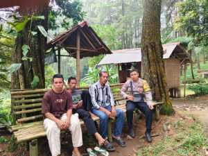 Jalin Silaturahmi dan Wujudkan Kamtibmas, Bhabinkamtibmas Polsek Ciampea Sambangi Tokoh Masyarakat Desa Gunung Malang.