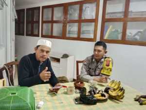 Pererat Silaturahmi, Bhabinkamtibmas Polsek Cisarua Sambangi Warga Desa Citeko Guna Ciptakan Kamtibmas