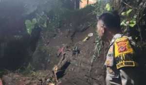 Bhabinkamtibmas Pasir Muncang Turun Langsung Cek Lokasi Tanah Longsor di Wilayah Binaan