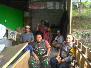 Sinergitas TNI-POLRI, Bhabinkamtibmas dan Babinsa Sambangi Tokoh Masyarakat Desa Cimande Hilir Beri Himbauan Kamtibmas.