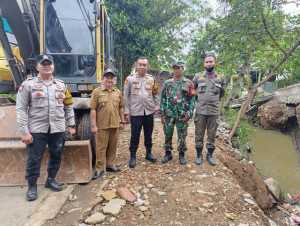 Polisi Hadir untuk Masyarakat, Polsek Ciawi Polres Bogor Bantu Evakuasi Rumah Roboh di Desa Ciawi.