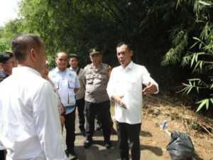 Wakil Bupati Bogor Jaro Ade Meninjau Pemasangan Box Culvert di Desa Cipeucang, Atasi Genangan Air saat Musim Hujan.