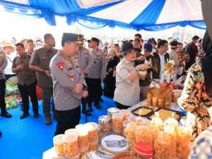 Kapolri Tegaskan Komitmen Polri Dukung Ketahanan Pangan Lewat Penanaman Jagung Serentak di Grobogan.