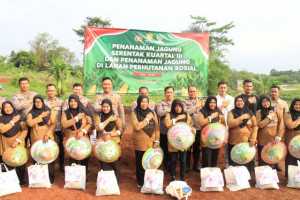 Peduli Petani dan Ketahanan Pangan, Kapolres Bogor Salurkan Bansos ke Kelompok Tani.