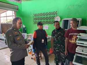 TNI-POLRI Sambang Kamtibmas Warga Ajak Untuk Tingkatkan Keamanan Lewat Patroli Dialogis di Lingkungan Desa Binaan.