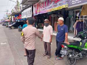 Dekatkan Diri dengan Warga, Bhabinkamtibmas Desa Kabasiran Ajak Masyarakat Bersama Jaga Kamtibmas.