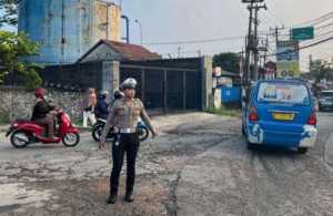 Personel Polsek Babakan Madang Sigap Atur Lalin Pagi di Titik Rawan Macet.
