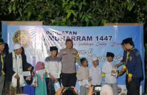 Polsek Babakan Madang Amankan Pawai Obor dan Santunan Anak Yatim Peringatan 10 Muharam di Desa Kadumanggu.