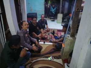 Bhabinkamtibmas Polsek Ciampea Gencarkan Sambang, Ajak Warga Desa Cibuntu Waspadai Modus Kejahatan.