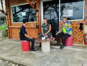 Sinergitas TNI-POLRI, Bhabinkamtibmas Polsek Parungpanjang Bersama Babinsa Sambangi Warga Desa Cikuda.