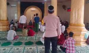 Bhabinkamtibmas Polsek Ciampea Laksanakan Shalat Jumat Berjamaah Bersama Warga di Masjid Nurul Huda.