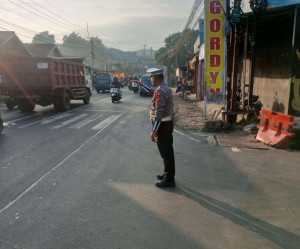 Polsek Ciampea Tingkatkan Pelayanan Melalui Giat Pengaturan Lalu Lintas Pagi Hari.