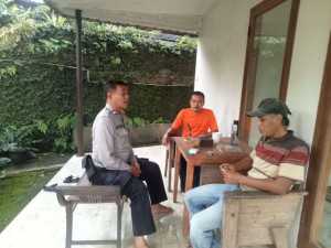 Dekatkan Diri dengan Warga, Bhabinkamtibmas Polsek Ciawi Sambangi Tokoh Masyarakat Desa Bitungsari.