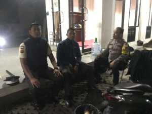 Bhabinkamtibmas Polsek Cisarua Gencarkan Patroli Malam, Ajak Warga Aktifkan Poskamling Demi Jaga Kamtibmas.