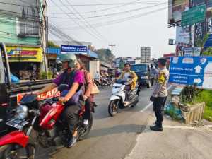 Polsek Ciampea Polres Bogor Laksanakan Pengaturan Lalu Lintas Sore Hari Untuk Wujudkan Kamseltibcarlantas.