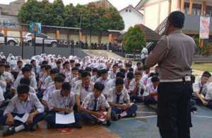 Sosialisasi di MPLS, Polsek Citeureup Berikan Penyuluhan Tertib Lalu Lintas dan Bahaya Narkoba kepada Pelajar.