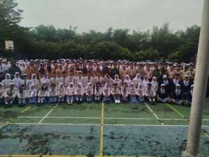 Bhabinkamtibmas Polsek Dramaga Polres Bogor Hadiri Upacara Pembukaan MPLS SMAN 1 Dramaga, sampaikan pesan kamtibmas.