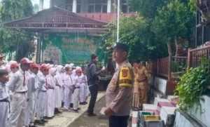 Dekatkan Polisi dengan Dunia Pendidikan, Bhabinkamtibmas Ciampea Hadiri Upacara di SDN 04 Bojongrangkas.