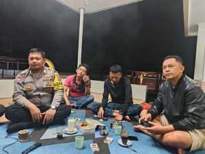 Jaga Kondusifitas Malam Hari, Bhabinkamtibmas Polsek Cisarua Laksanakan Patroli dan Kontrol Pos Kamling di Desa Kopo