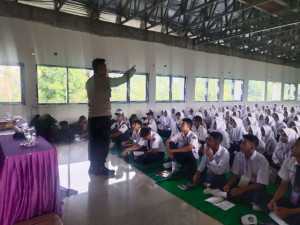 Bhabinkamtibmas Polsek Leuwiliang Hadiri Pembukaan MPLS SMK Kesehatan Prof. Dr. Moestopo, Sampaikan Edukasi Kamtibmas ke Siswa Baru.