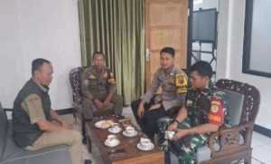 TNI-POLRI Bersama Warga Desa Cigombong, Cegah Gangguan Kamtibmas dan TPPO.