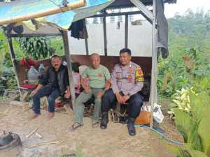 Dekatkan Diri dengan Warga, Bhabinkamtibmas Desa Kopo Laksanakan Sambang dan Himbauan Kamtibmas di Wilayah Cisarua.