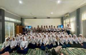 Polsek Cibinong Berikan Penyuluhan kepada Siswa Baru SMK MIC dalam Rangka MPLS.