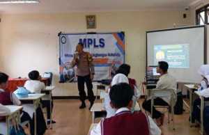 Bhabinkamtibmas Polsek Megamendung Berikan Penyuluhan Bahaya Narkoba kepada Siswa SMK Amerta dalam Rangka MPLS.
