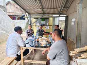 Bhabinkamtibmas Polsek Klapanunggal Jalin Kedekatan dengan Warga Lewat Sambang dan Dialog Kamtibmas.