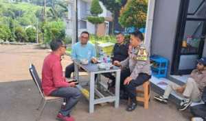Bhabinkamtibmas Polsek Ciampea Bersama Babinsa Koramil 2114 Ciampea, Melaksanakan Silaturahmi dengan Pemdes, untuk Sampaikan Pesan Kamtibmas.