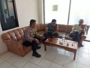 Sinergitas TNI-POLRI Wujudkan Kamtibmas di Desa Cibeureum Cisarua,