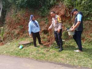 Bhabinkamtibmas Megamendung Tanam Pohon, Wujudkan Kepedulian Lingkungan di Desa Cipayung Girang.