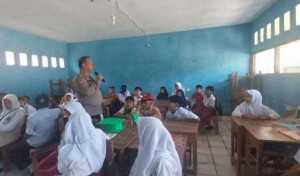 Bhabinkamtibmas Polsek Rumpin Sambangi Warga Desa Mekarsari, Sampaikan Himbauan Kamtibmas.